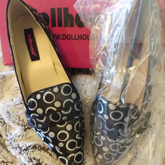 Dollhouse Pointy Toe Flats - Picture 4 of 6